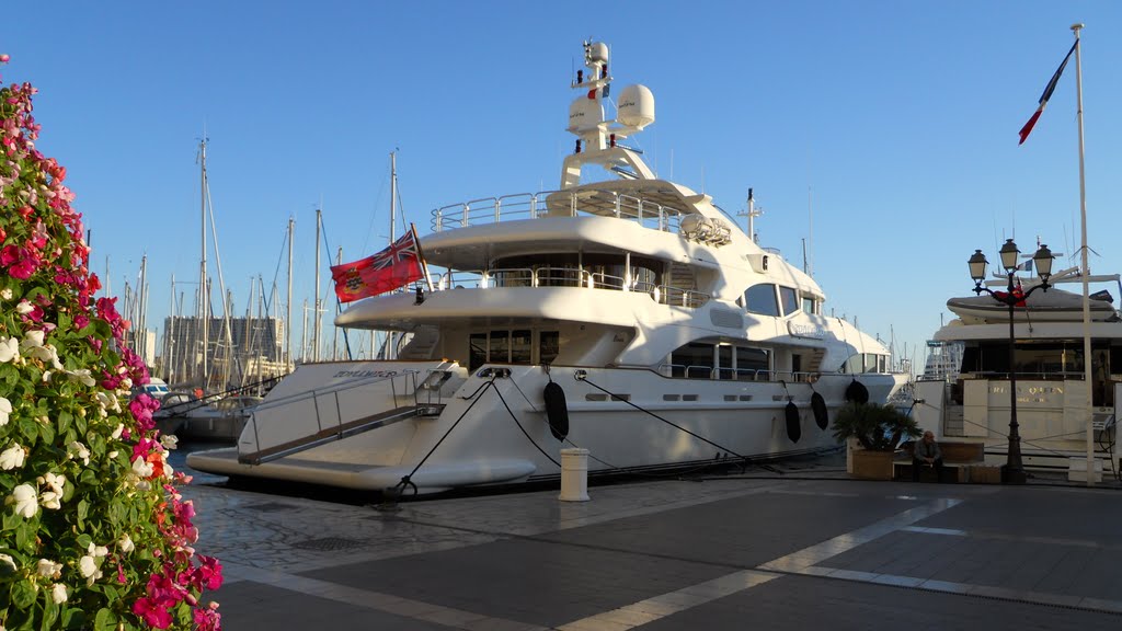 Yacht au port de Toulon (Septembre 2010) by Jo.Simonin