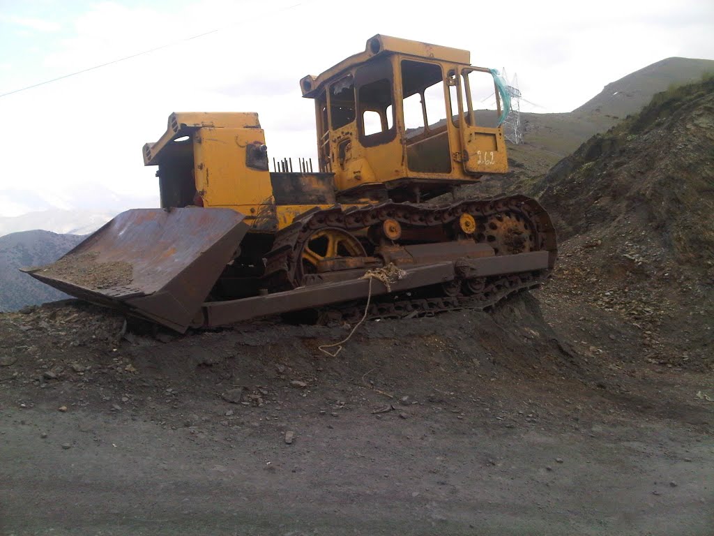 Abandoned bulldozer at Shahristan pass - Брошенный бульдозер на Шахристанском перевале by KPbICMAH