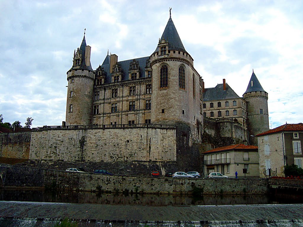 Châteaou de La Rochefocauld (07/2010) by Urias E. Takatohi