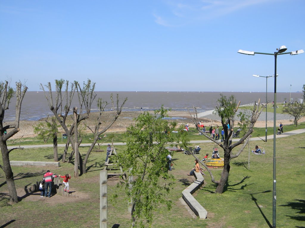 Parque de recreacion junto a la estacion Anchorena del Tren de la Costa by ciramain