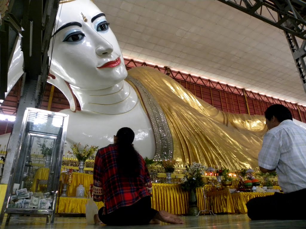 Yangon- La più grande statua di budda by kaekna