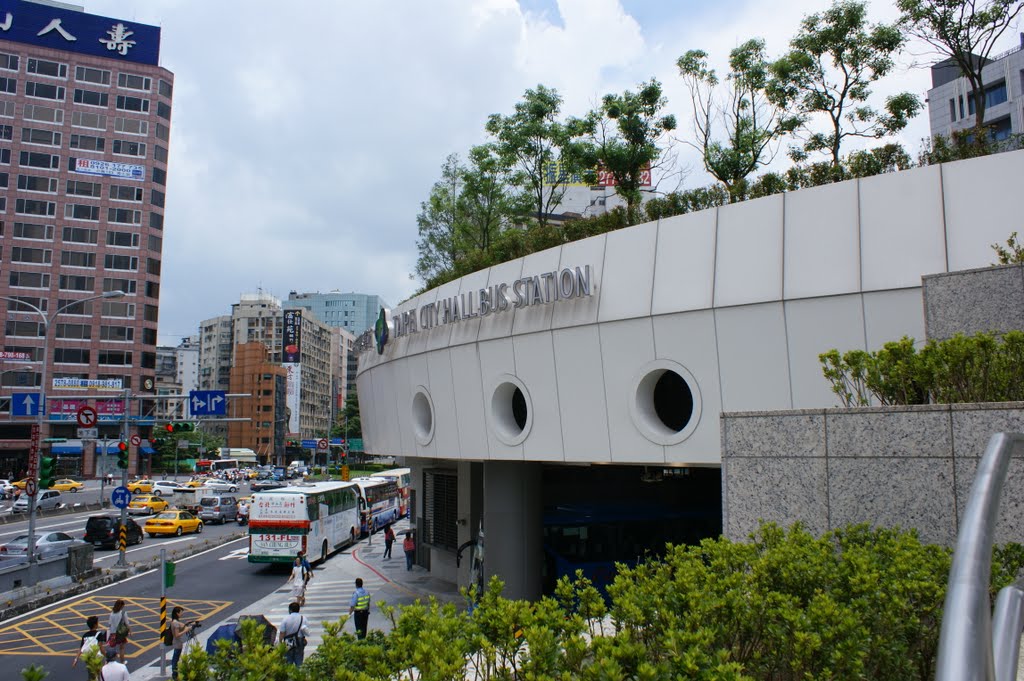 市政府轉運站基隆路客運出路口 / Taipei City Hall Bus Station by Blair Yu (游輝哲)