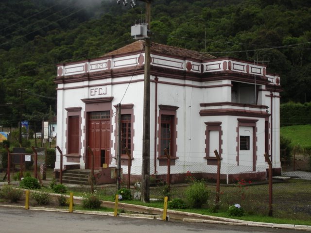 Antiga Subestação de Energia Elétrica da Estação Ferroviaria de Sto Antonio do Pinhal" by Custodio H. Martins