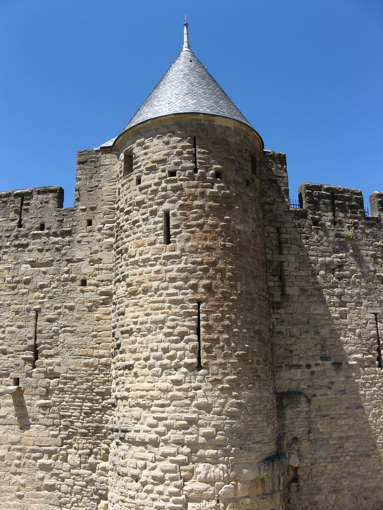 Carcassonne - La Cité - Rempart gallo-romain réhaussé au Moyen-Age by Laurent Guyard