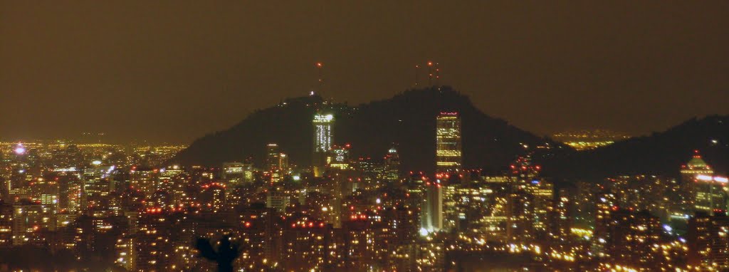 Vista nocturna de Santiago desde cerro Calán. by Luis Manríquez R.