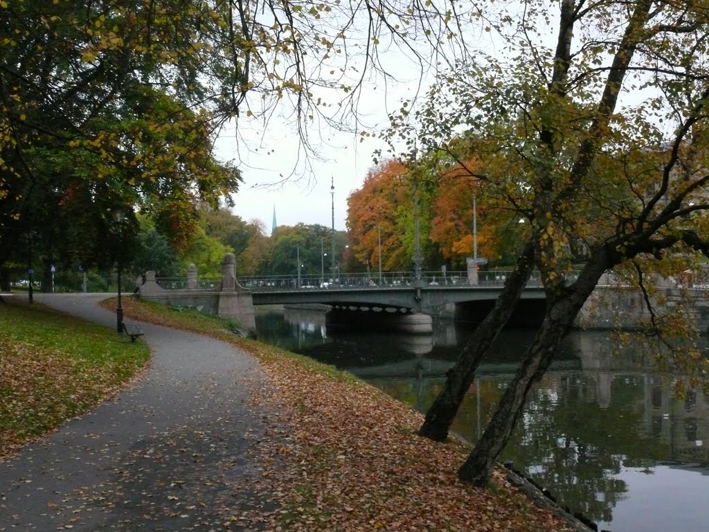 The old moat in a beautiful autumn dress by Eilif Fielstrup Guld…