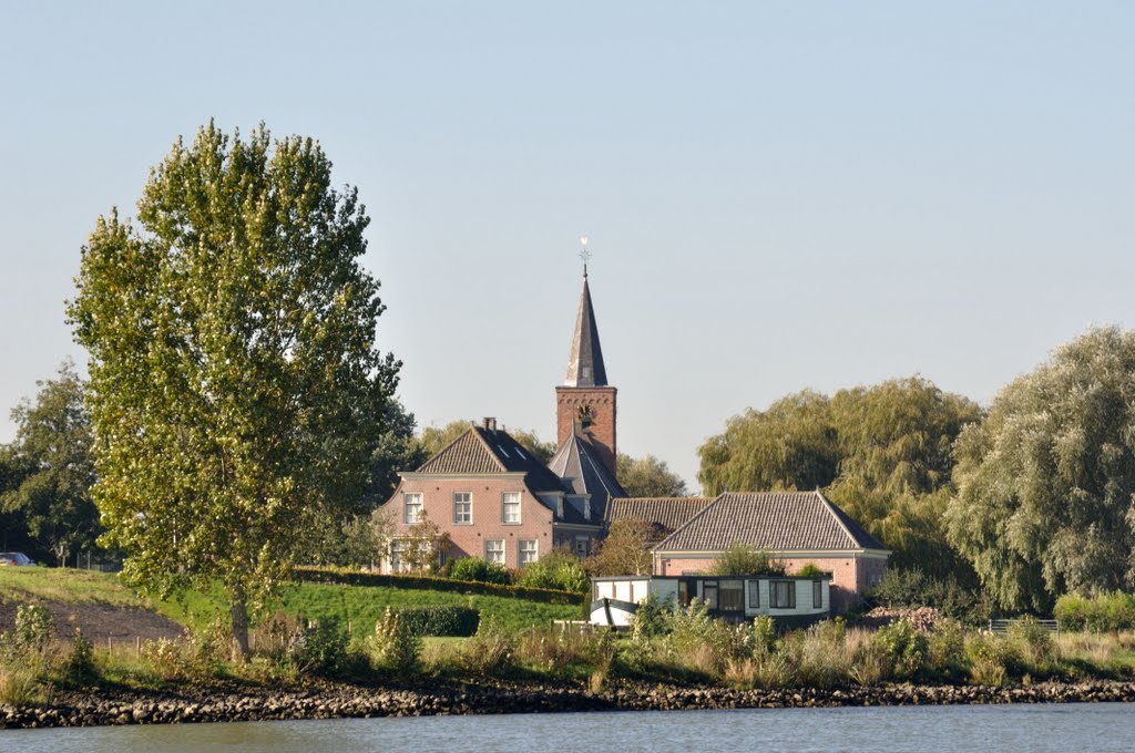 Tienhoven gezien vanaf de Lek by Wout van Groenestijn