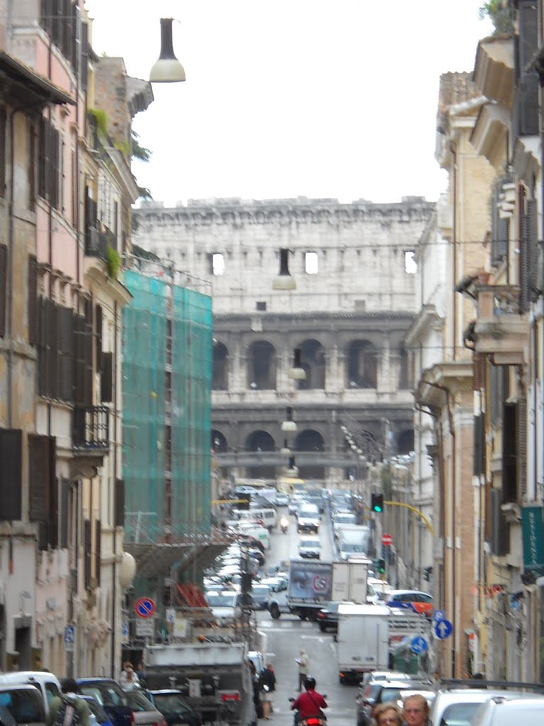 Roma colosseo da via dei serpenti by ulaccotu