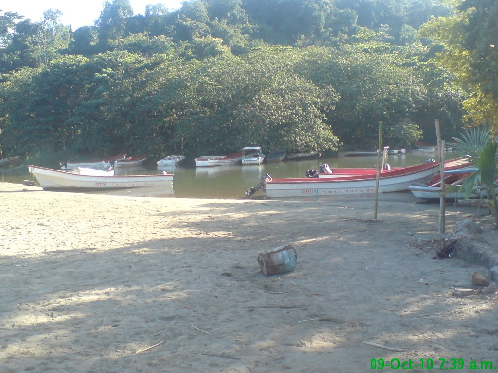 Embarcadero en el pueblo de Chuspa, Costa del Estado Vargas, Venezuela. by palmer_818