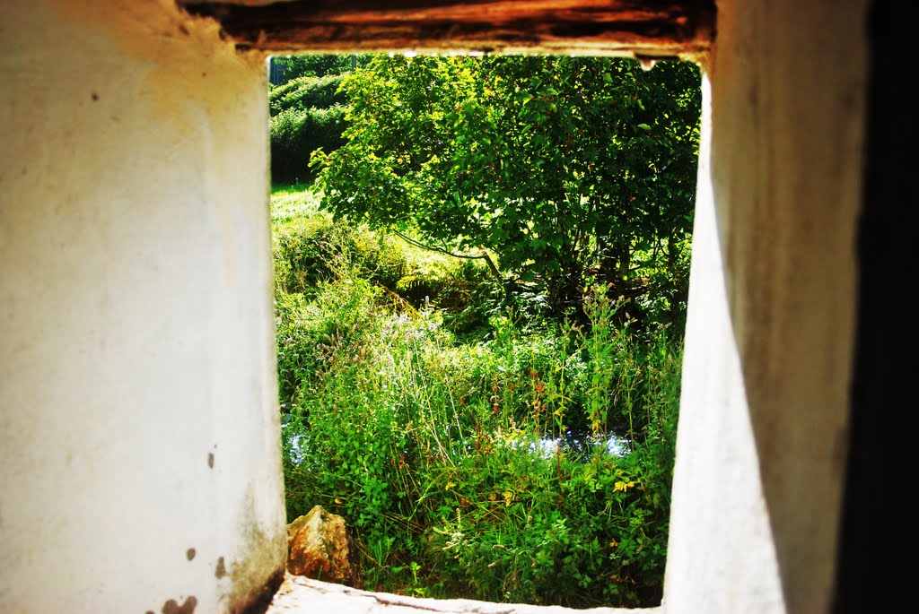 Una de las ultimas casitas de Visuña, junto al rió Selmo, situada en Rei Barba, podrían pescar truchas desde la ventana. by sergio lopez barreir…