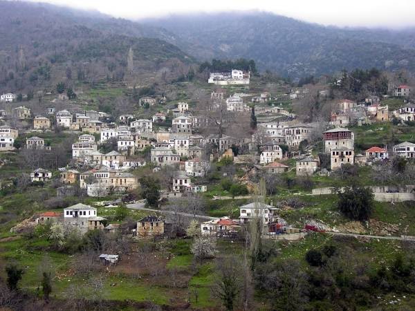 Pinakates view from Diasela area by Spyros Xynogalas