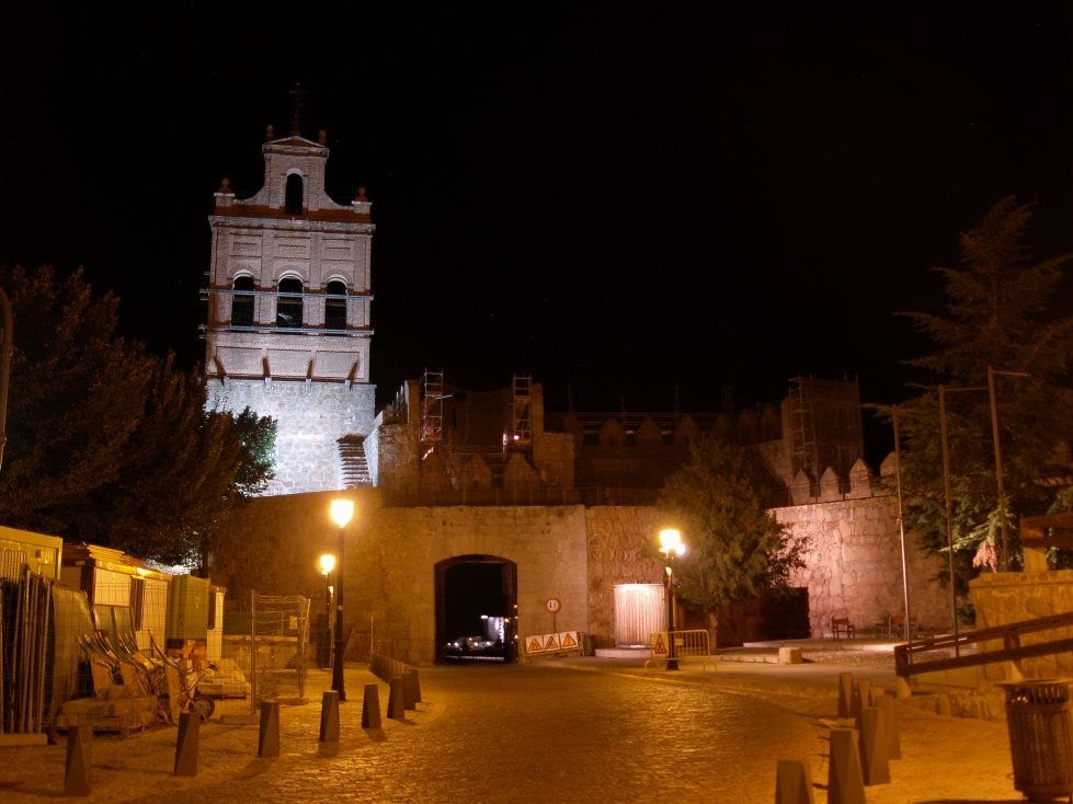 Avila, porta del Carmen notte by mhgozz@tin.it