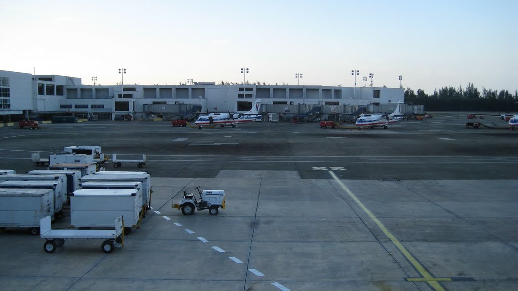 Parked Planes at SJU by Karian Fung