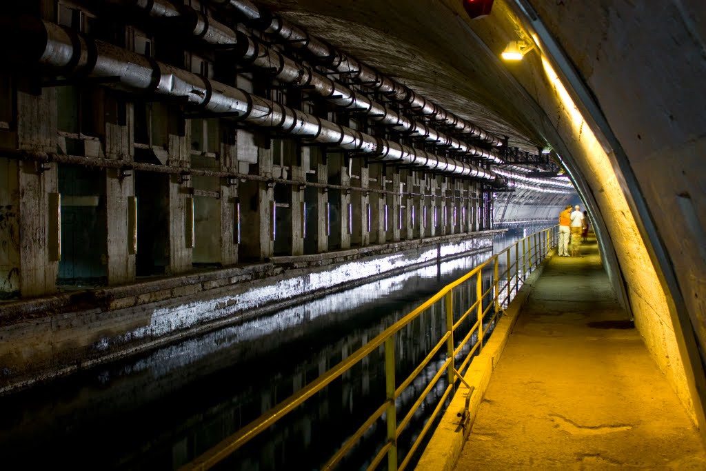 За колоннами сухой док/After columns there is a drydock by Alexander Gapon