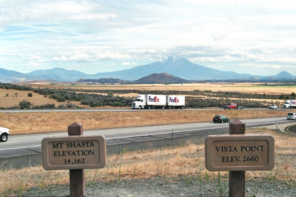 Uitzicht op Mt Shasta vanaf Vista Point even Noord van Yreka by Helbert Vogelzang