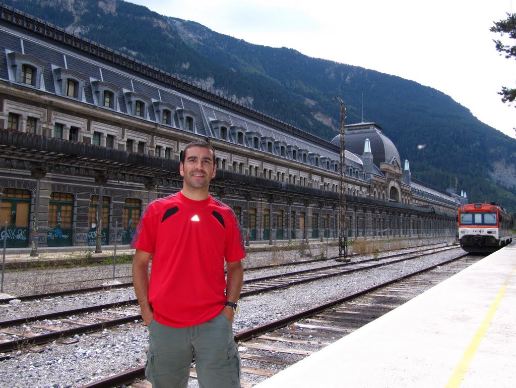 YO en Canfranc Estación, Huesca, España. agosto2010 by JoseLázaro