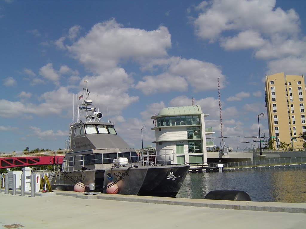 Bote del NOAA National Oceanic and Atmospheric Administration en el Rio Miami. by JOSE GARCIA CABEZAS