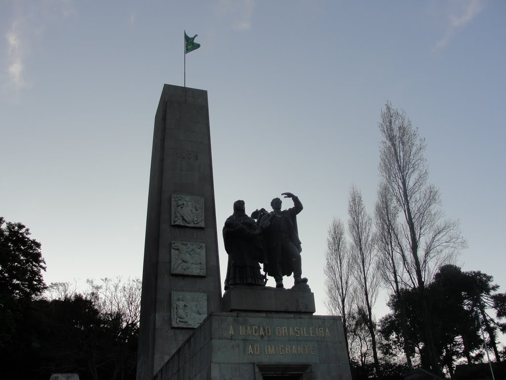 Monumento ao Imigrante amanhecendo by cpontesdias