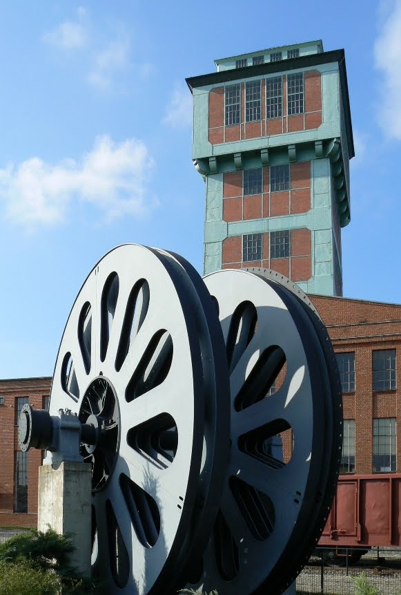 Oelsnitz OT Neuoelsnitz (Erzgeb.) - Im Vordergrund eine Seilscheibe und eine Flachseilbobine by Thomas Eichler