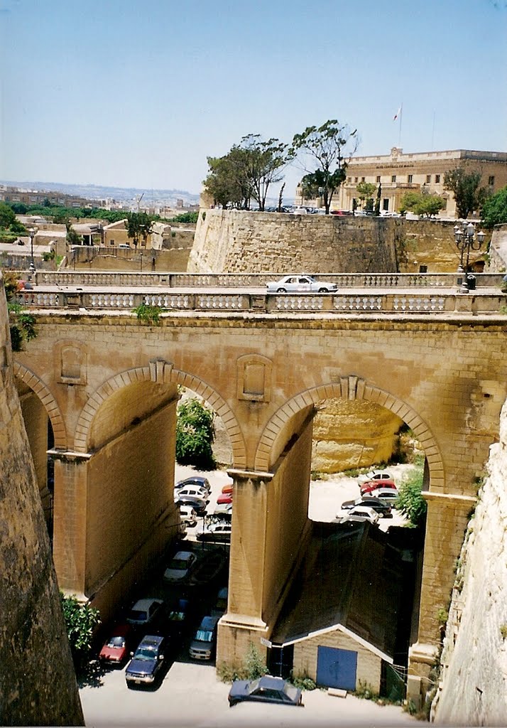 Brücke in Valletta by Andrjuschenka