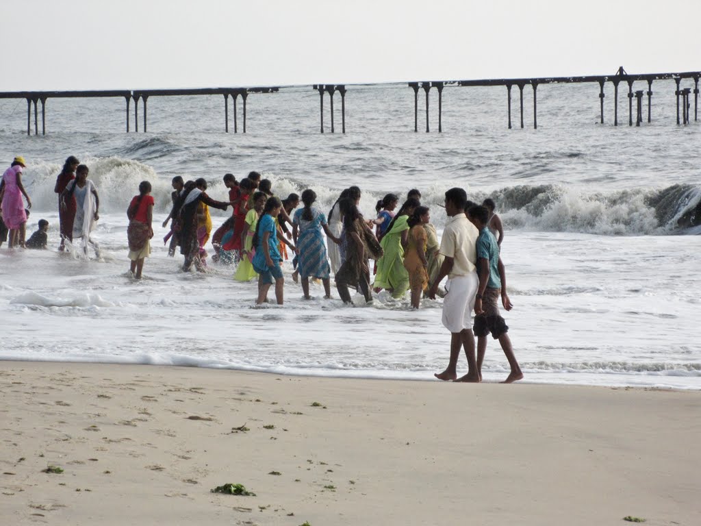 Bathing children in Alappuzha by Ronh