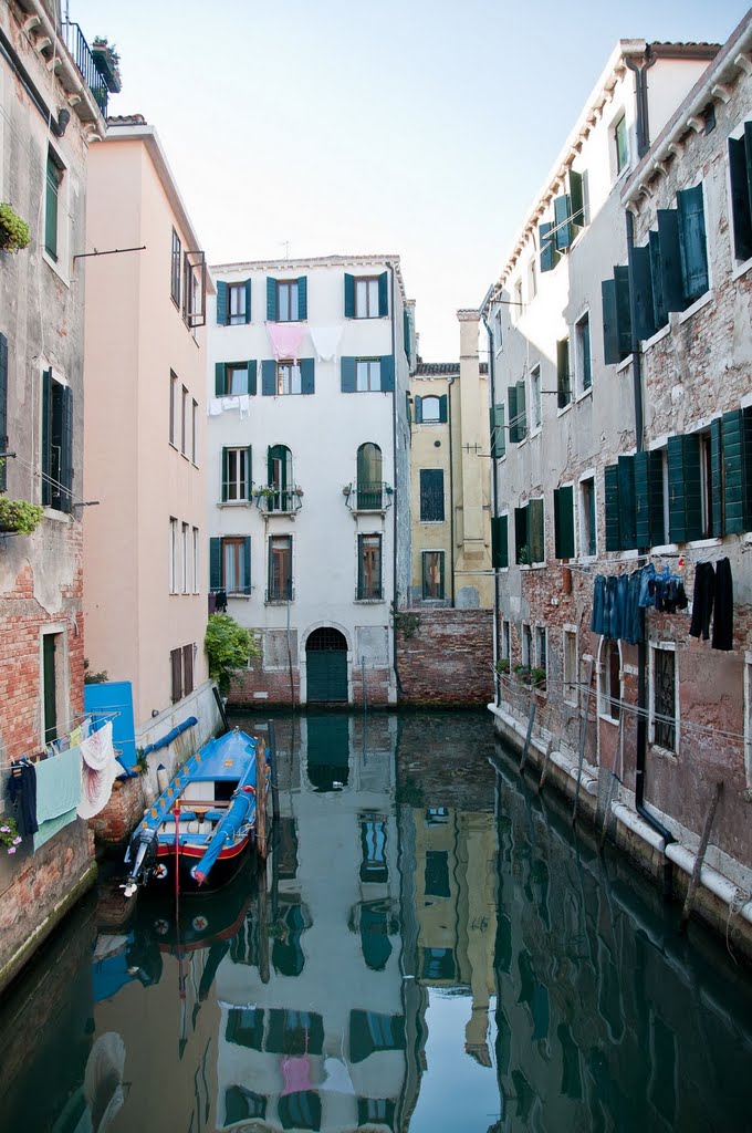 Cannaregio, 30100 Venice, Italy by Dmitry Pestov