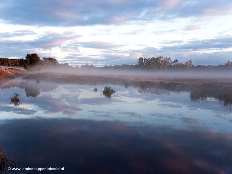 Groeve Oostermeent; ochtendmist boven de poel by Berniesview