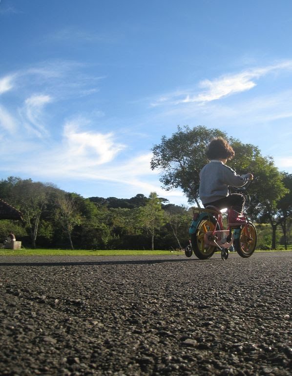 Parque Barigui - criança com bicicleta by harroba