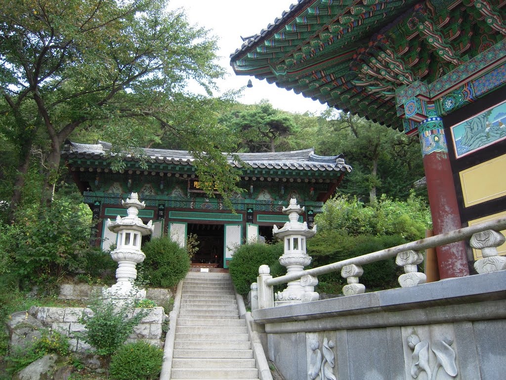 Bo-Moon-Sa (普門寺) Temple, Gang-Hwa-Goon (江華郡), In-Cheon, Korea. by MC Han