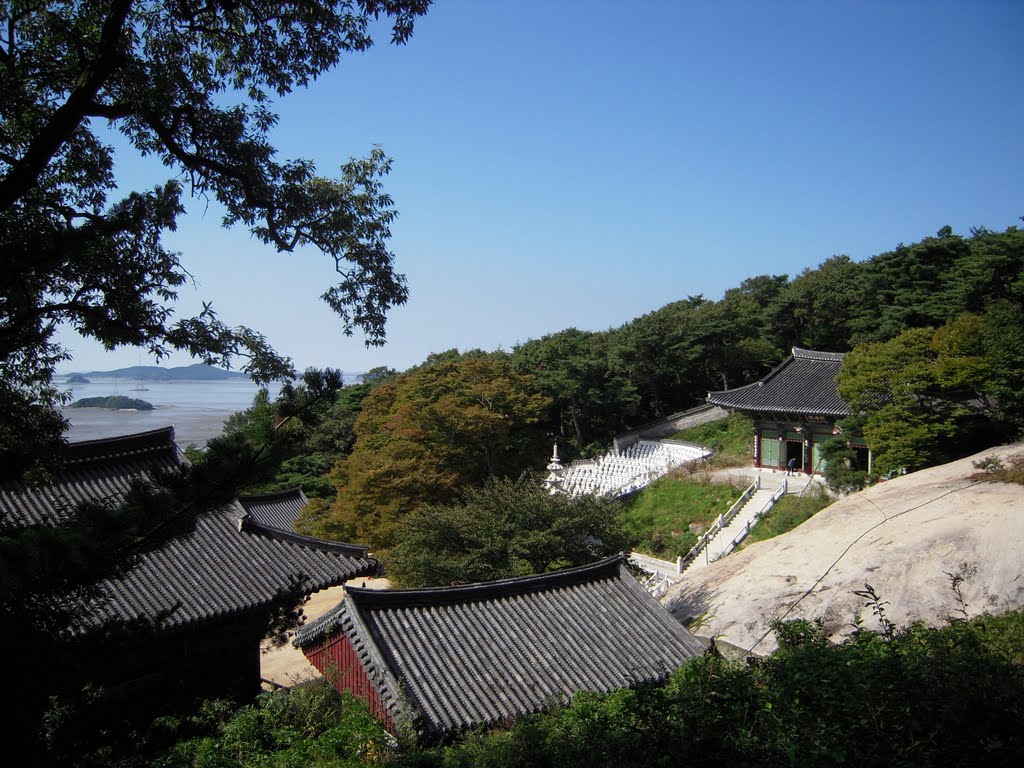 West Sea from a distance, Bo-Moon-Sa (普門寺) Temple, Gang-Hwa-Goon (江華郡), In-Cheon, Korea. by MC Han