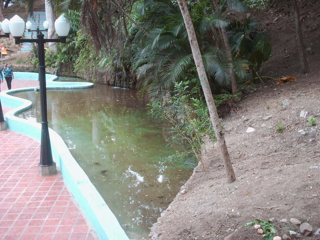 Concha Acústica, agua brota de la tierra by Antonio Tielve