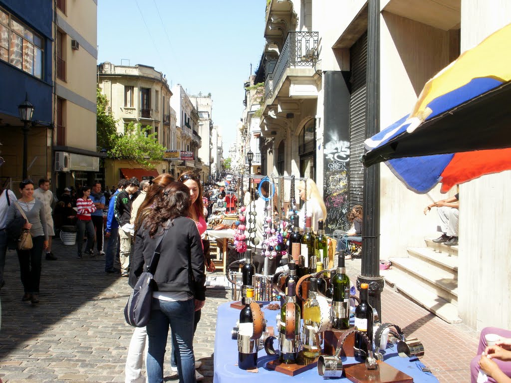 De domingo en Defensa . Monserrat. Buenos Aires. by C haydeé