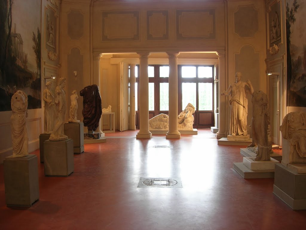 La sala delle feste - Villa Corsini - Loc. Castello - Firenze by Claudio Pesci