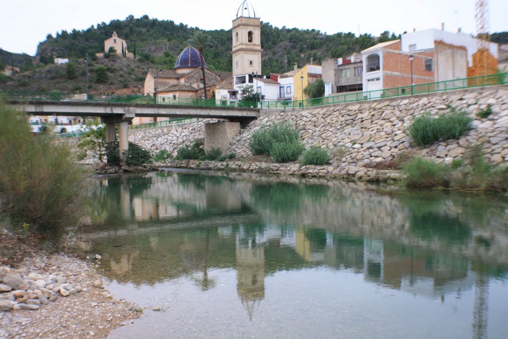 El poble s'agüaita al riu by tomàs