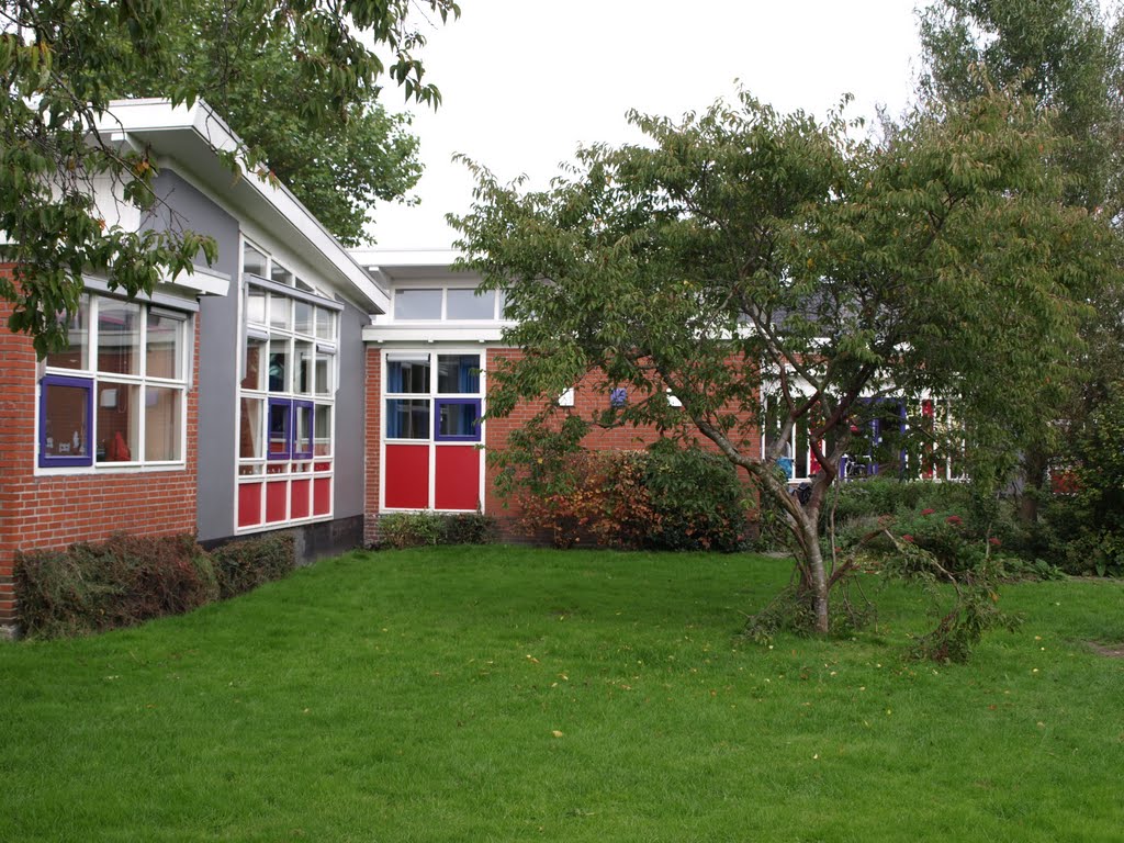 Voormalig schoolgebouw van gemeentearchitect J.H.M. Wilhelm, met een kunstwerk van Anno Ferdinand Smith (1915-1990). by Hans R van der Woude