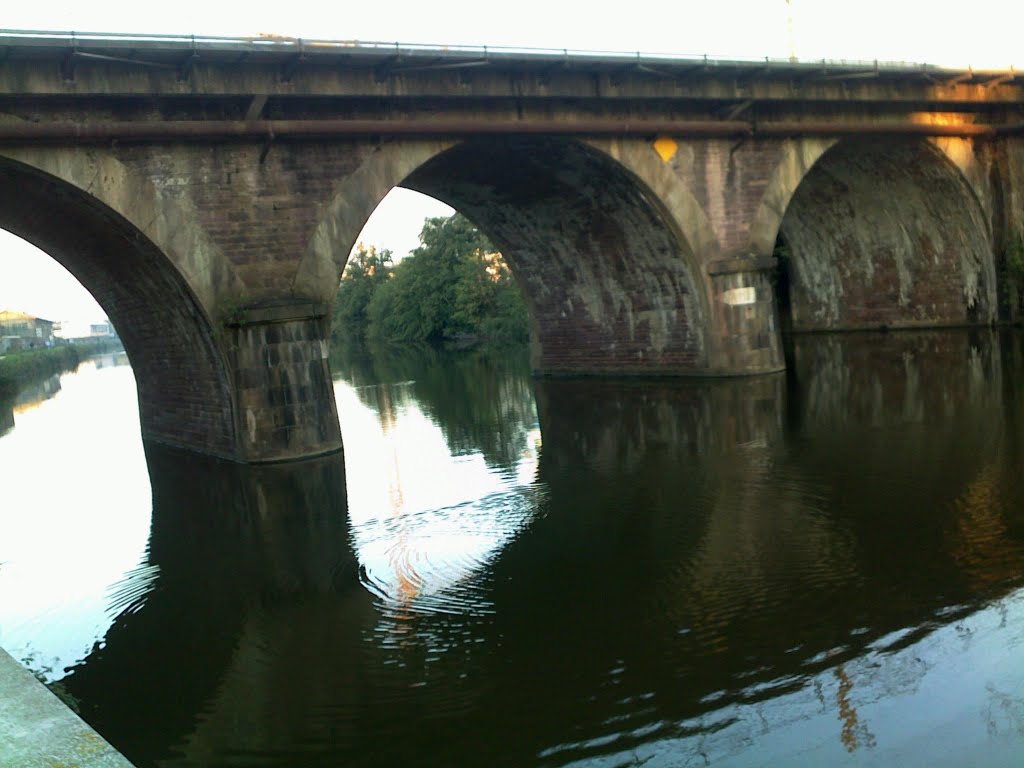 La vie à Rennes: Au dessous le pont. To look at the full screen. by Ho Tich Chau