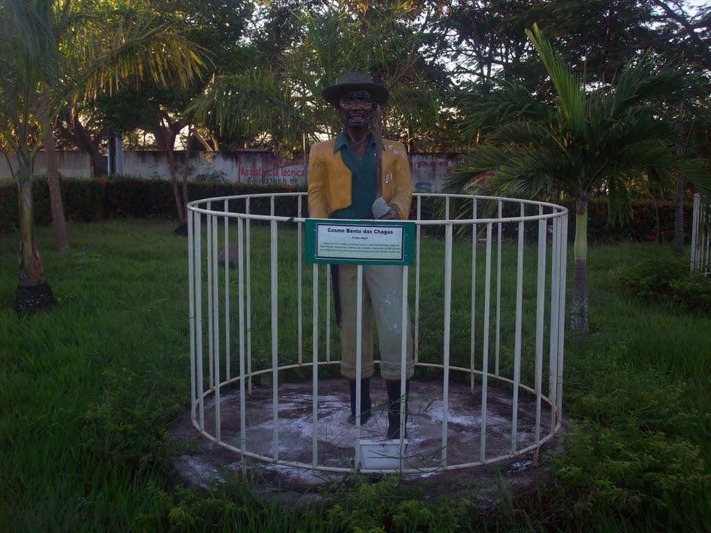 Escultura de Cosme Bento by Victor by Victor Lourenço