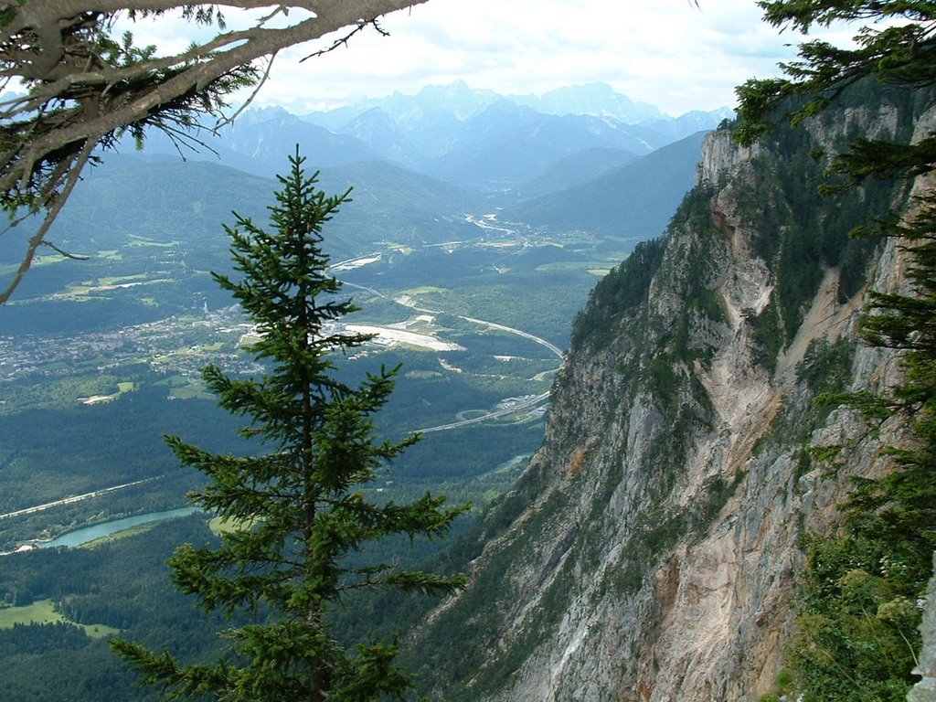 Blick vom Dobratsch Richtung Arnoldstein und Italien 2004 by Alex&Yvonne