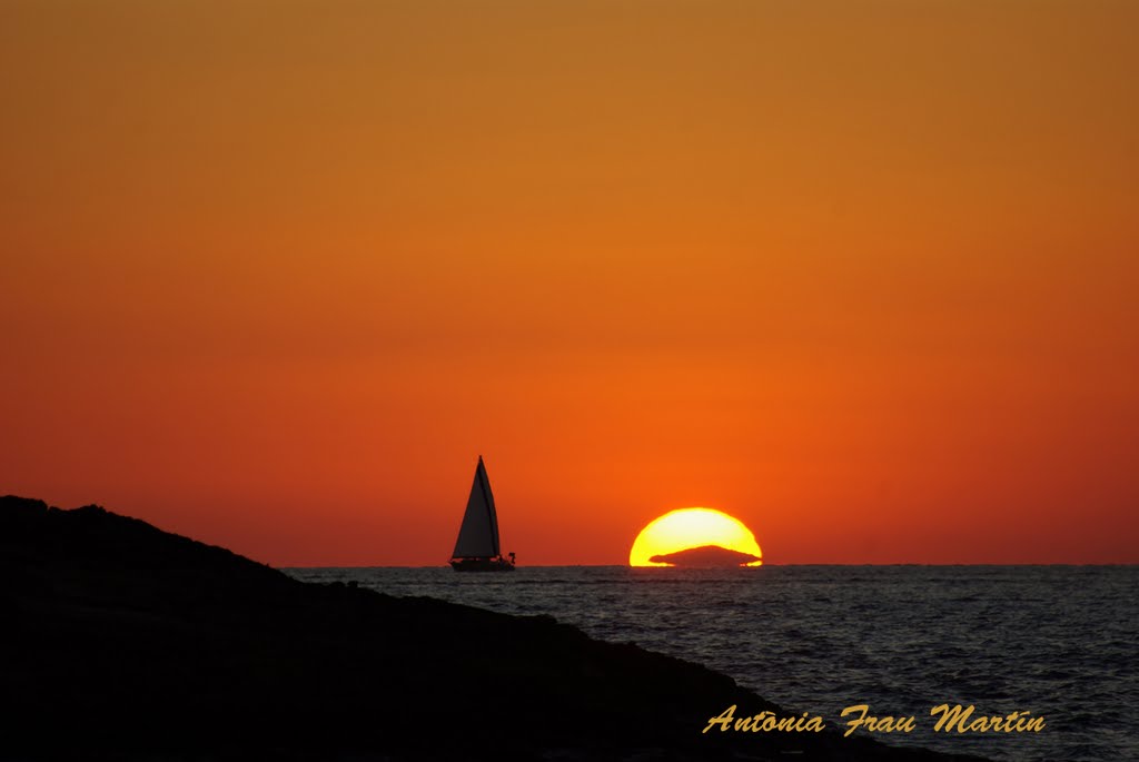 Puesta del sol con la península al fondo. by Antonia Frau Martin