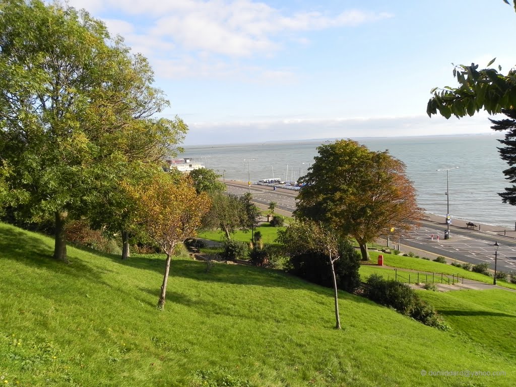 Westcliff on sea, southend on sea essex england looking east by donliddard