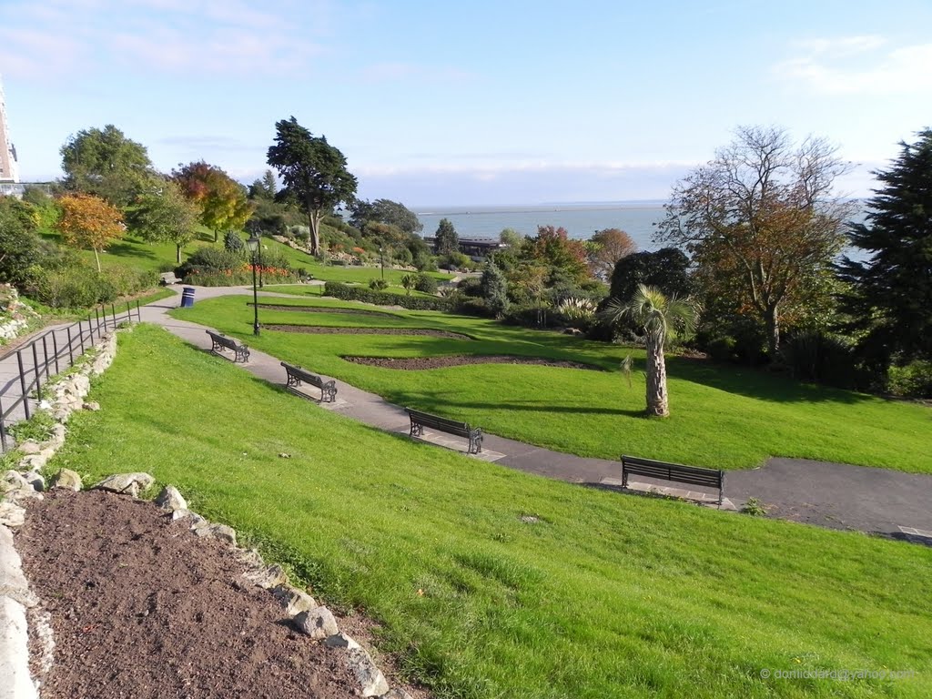 Westcliff on sea, southend on sea essex england looking east by donliddard