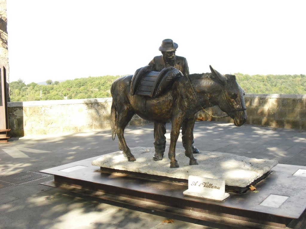 Pitigliano.GR.emozione davanti al monumento al "villano" by Egidio Moretton