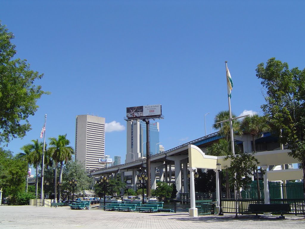 Panoramica del Downtown y el puente de la I-95 desde el Jose Marti Riverfront Park en Miami, FL. by JOSE GARCIA CABEZAS