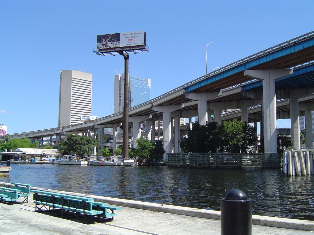 Panoramica del Downtown y vista al Rio Miami desde el Jose Marti Riverfront Park en Miami, FL. by JOSE GARCIA CABEZAS