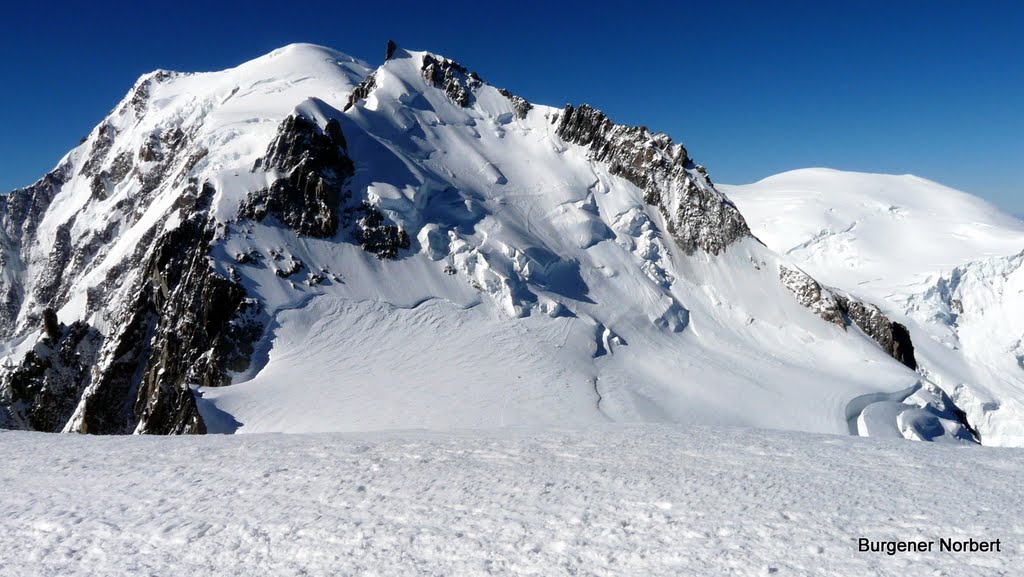 Vorne Mont Maudit 4365 müM. / Hinten Mont Blanc 4810 müM. ist der höchste Berg der Alpen. by Norbert Burgener