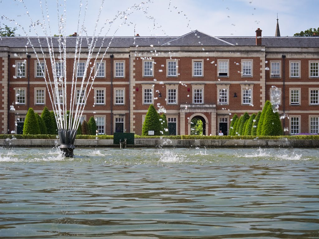 Fountain in Peninsula Square by Fergus McNeill