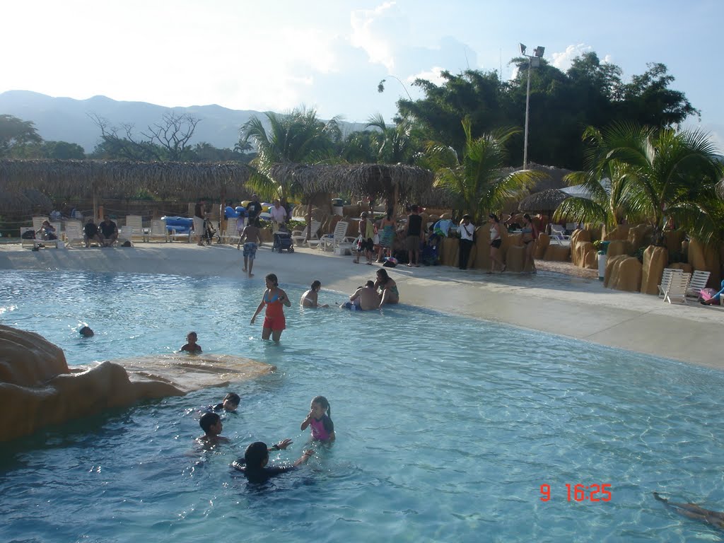 Piscina en Parque Duna by Roberto Acosta