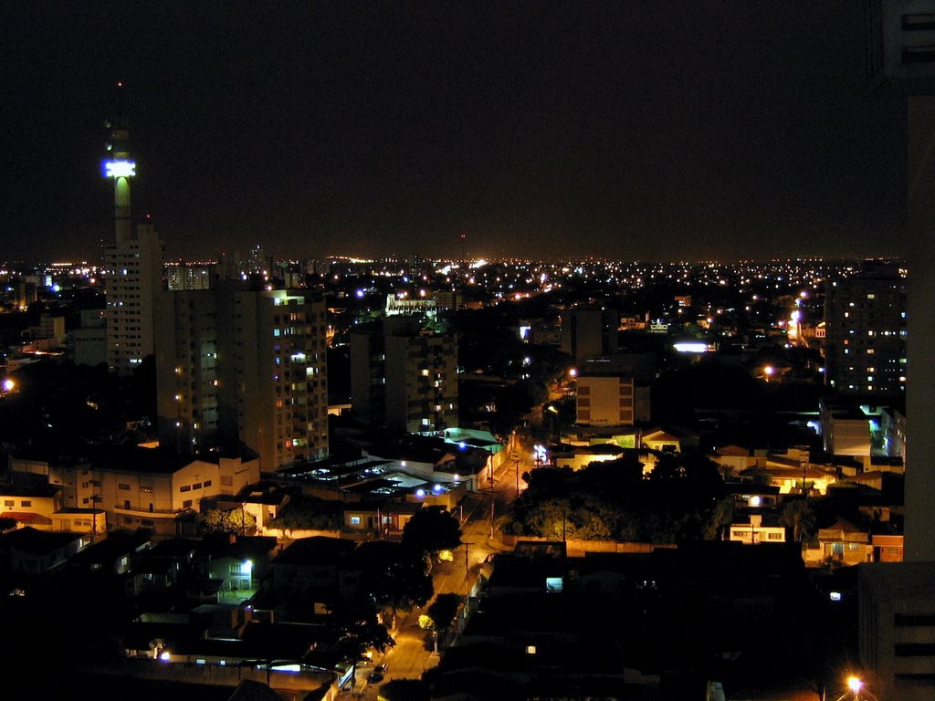 Cuiabá Centro - vista do Ed. Ipiranga Plaza (noite) by Nestor Fidelis