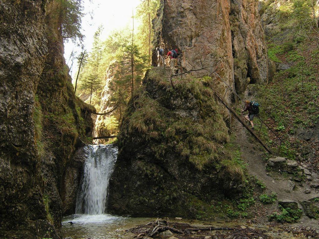 Vodopád poblíž rozcestí Ostrvné v soutěsce Dolné Diery - Waterfall near trail fork Ostrvné in canyon Dolné Diery by Tomas K☼h☼ut