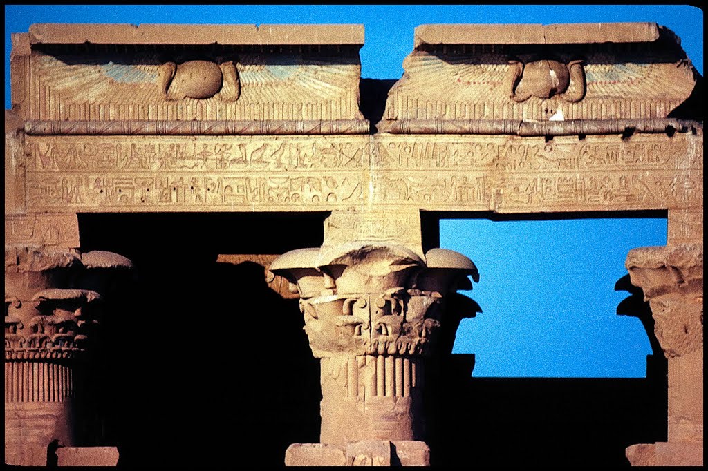 Kom Ombo, le fronton de loin... by Jean-Pierre Roche